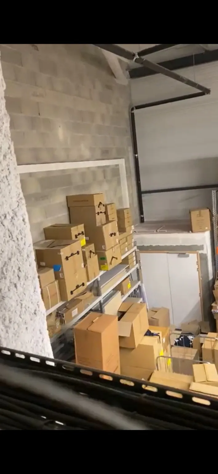 Encoffrement de réseau dans un bâtiment industriel