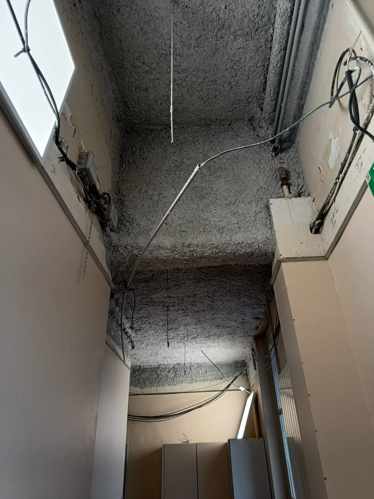 Flocage thermique projeté dans un couloir