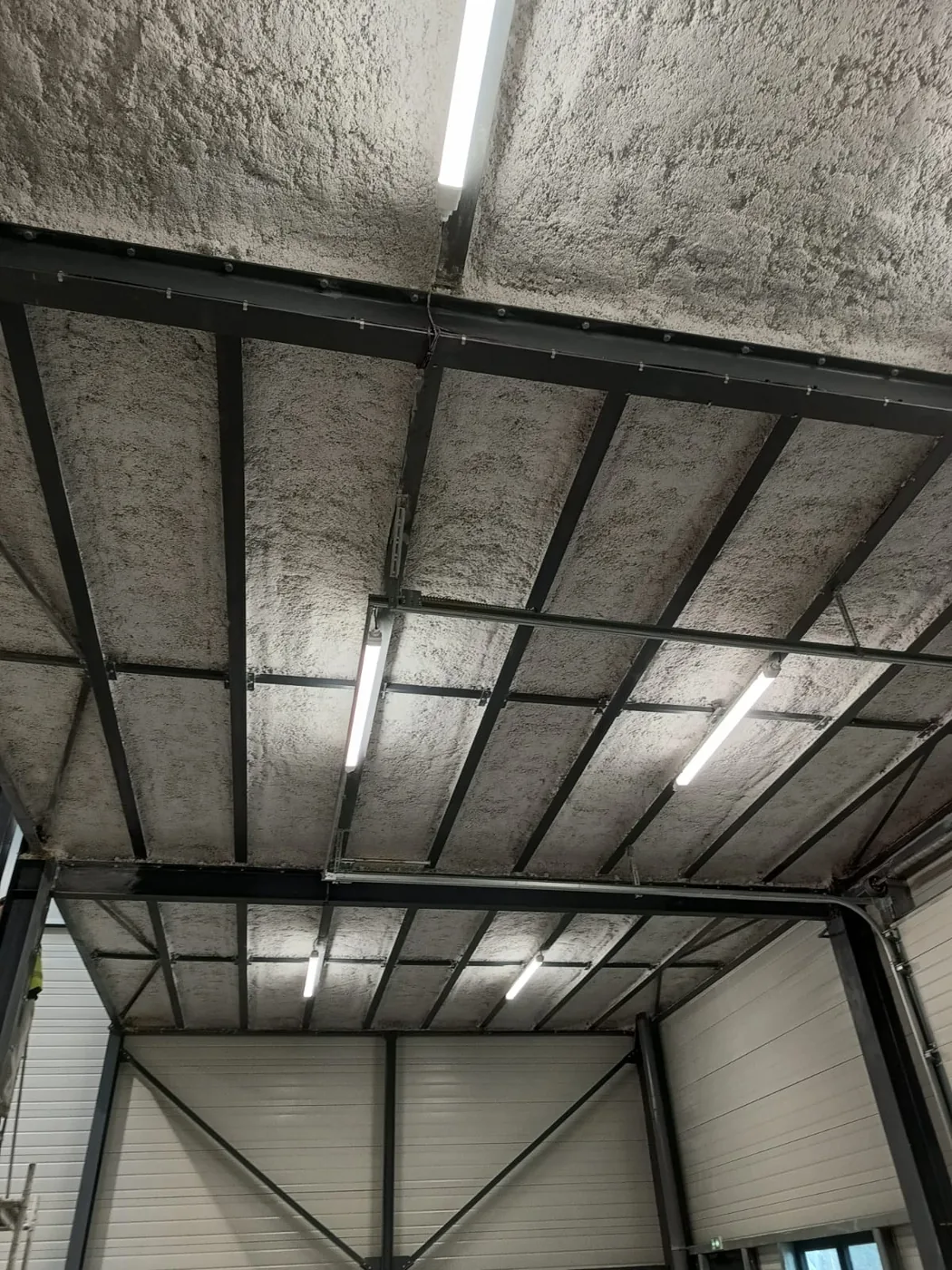 Flocage coupe-feu dans un bâtiment industriel