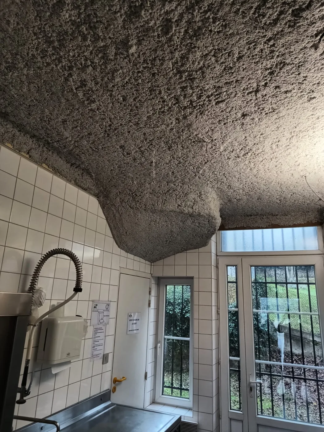 Flocage thermique sous plafond